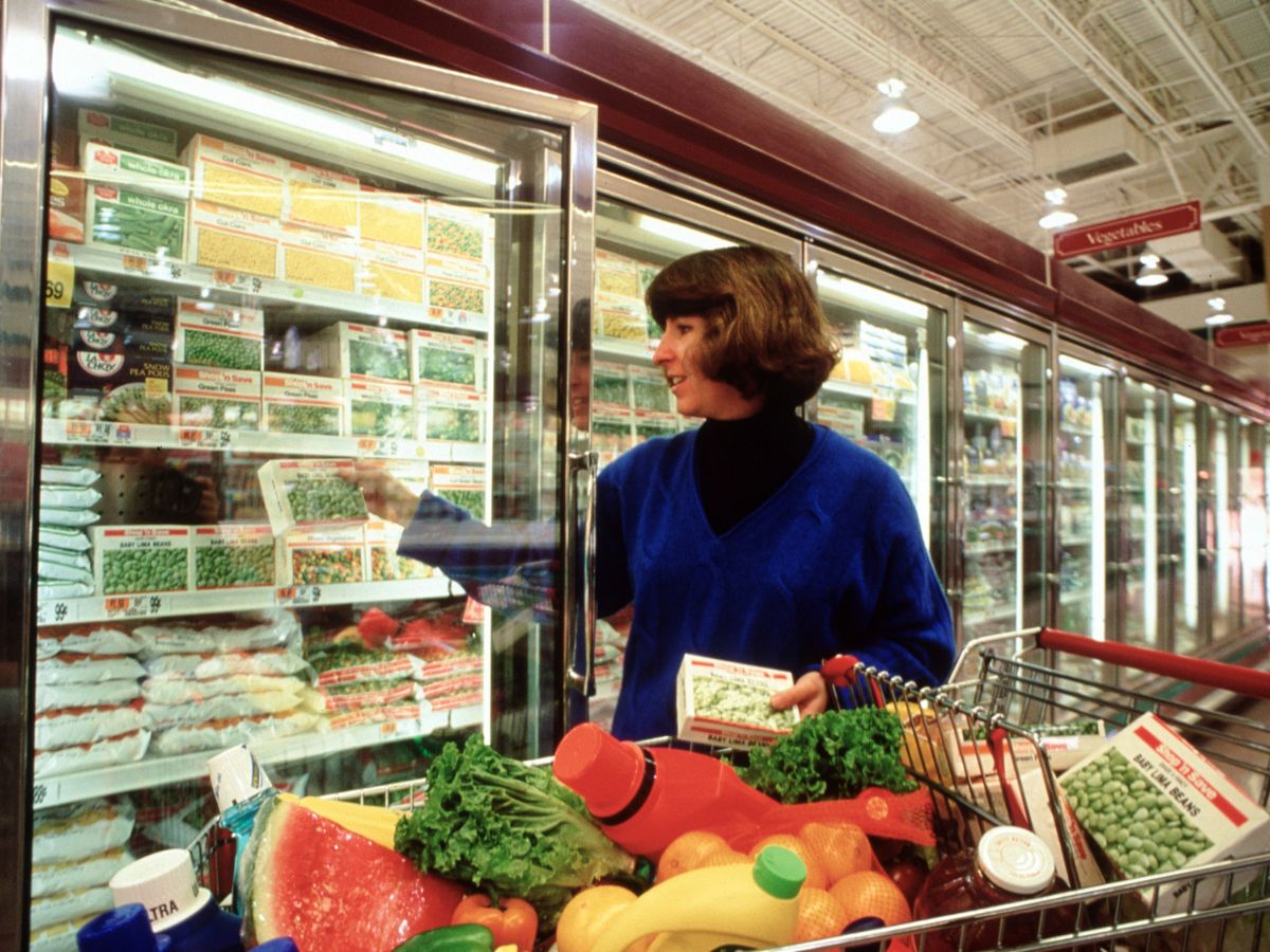 nő bevásárlás fagyasztott zöldségek kosár