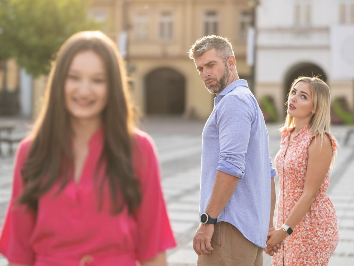 pár férfi tagja más nőt néz az utcán