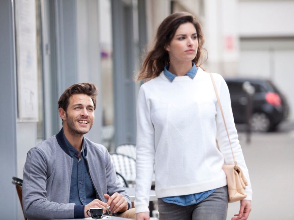 férfi megnéz egy nőt az utcán