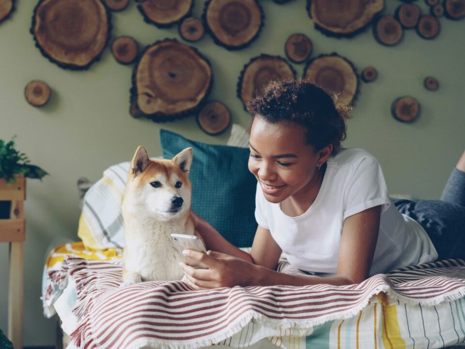 fiatal, vidám nő telefonnal 