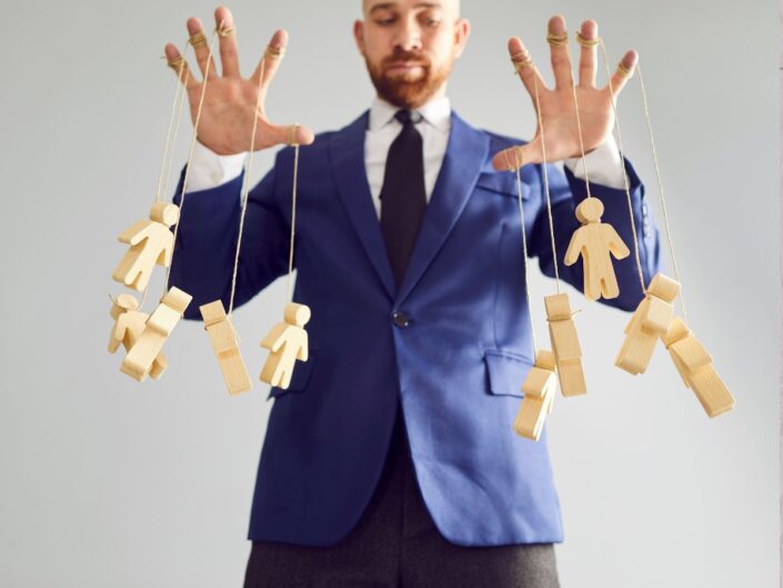 manipulátor bábukkal a kezén