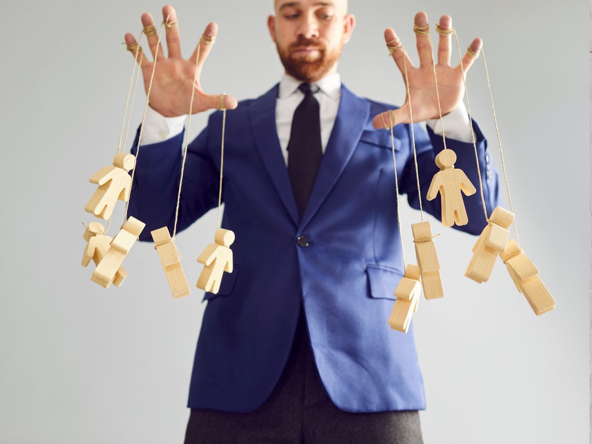 manipulátor bábukkal a kezén