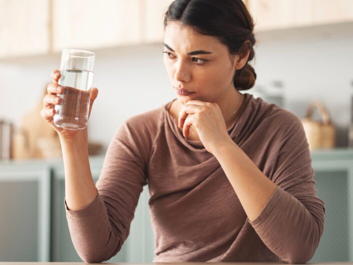 fiatal nő konyha csapvíz pohár ivóvíz