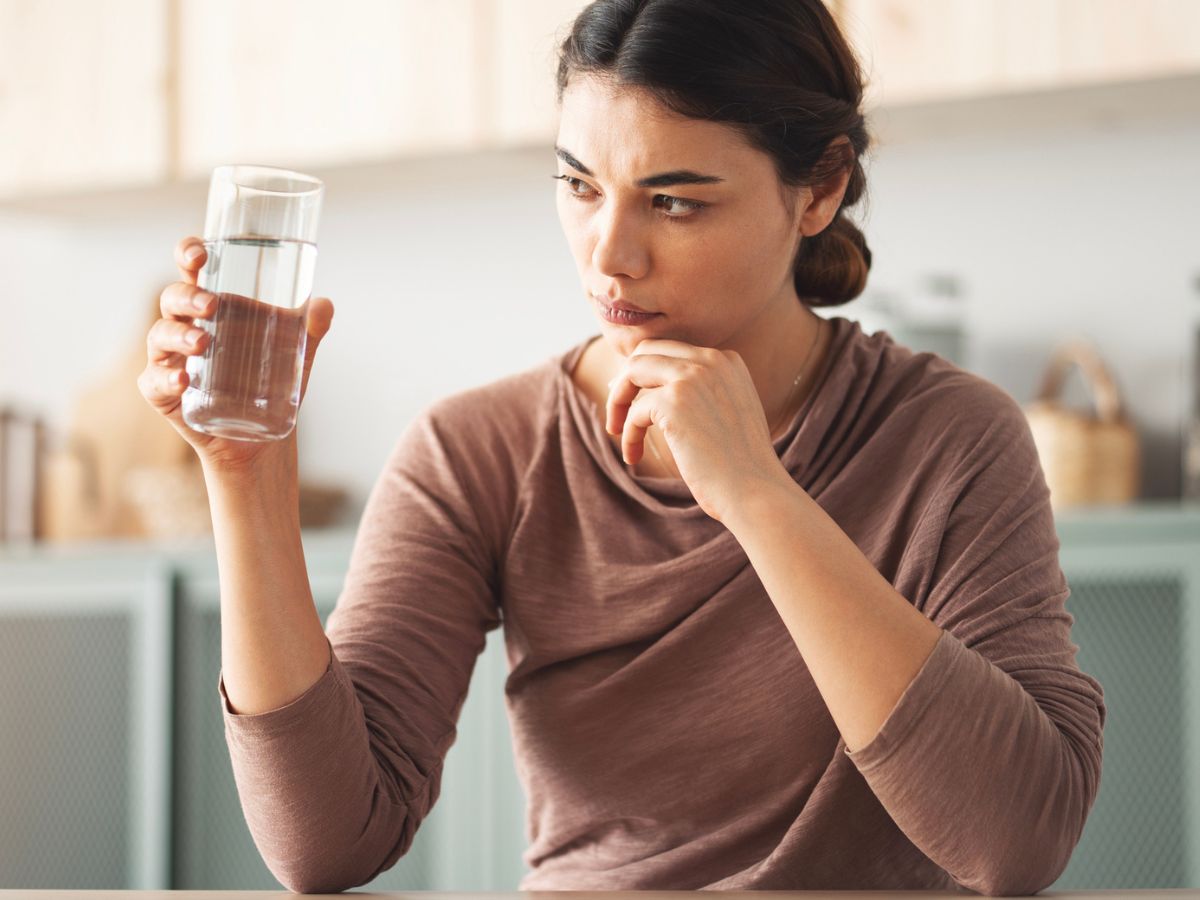 fiatal nő konyha csapvíz pohár ivóvíz