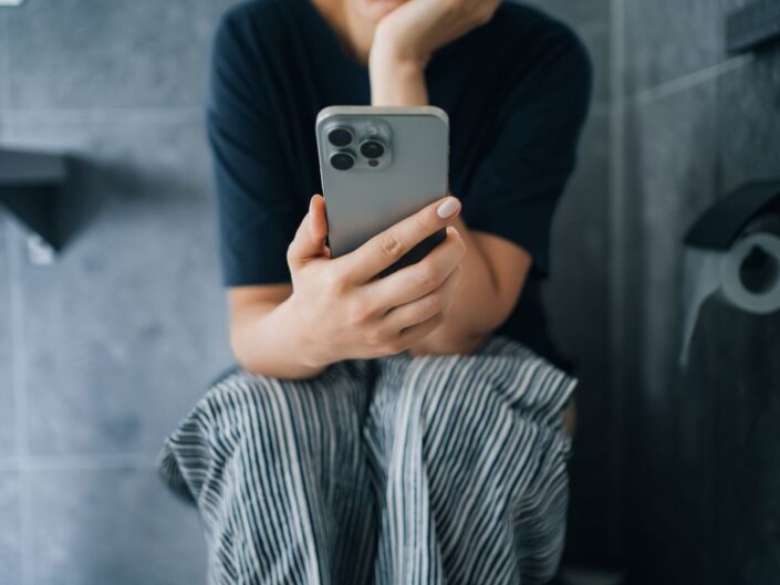 nő telefon wc kakil