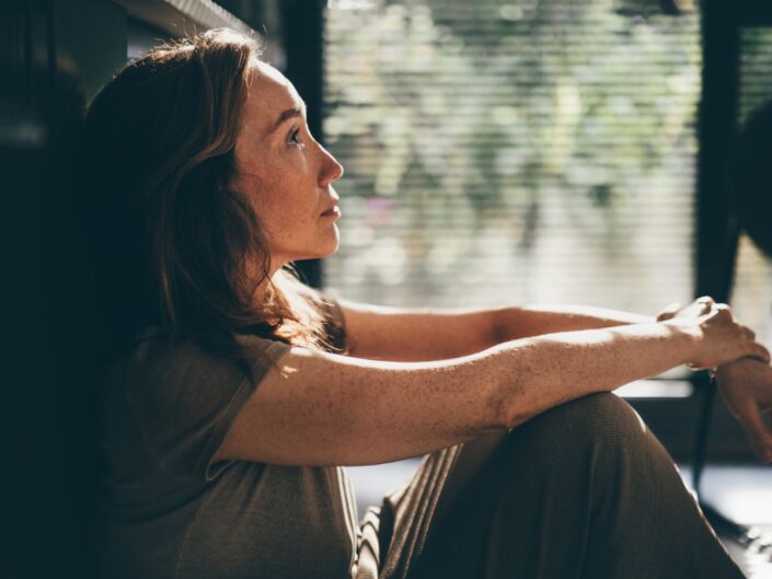 szomorú magányos nő otthon egyedül