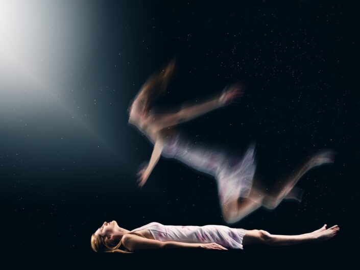 halálközeli élmény nő testét elhagyja a lelke