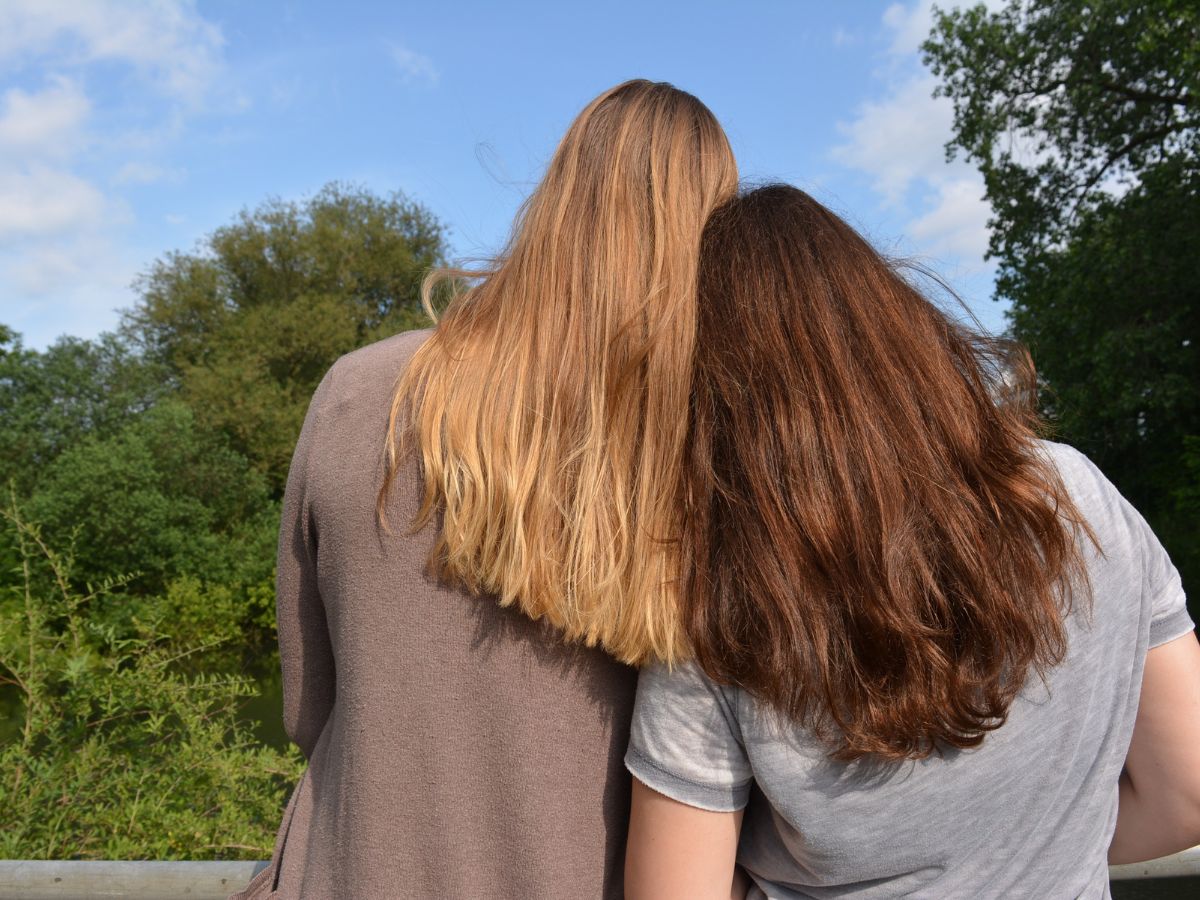 2 barátnő egymás mellett szorosan áll