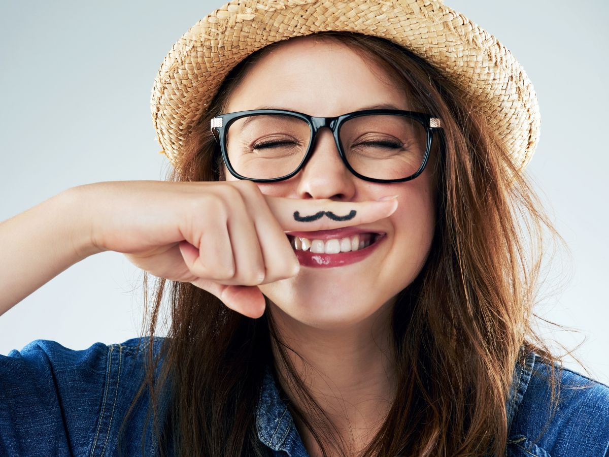 3-csillagjegy-aki-mindennap-megnevettet - Nők Lapja - Nők Lapja bajuszt imitáló nő