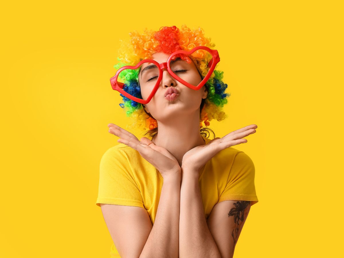 3-csillagjegy-aki-mindennap-megnevettet - Nők Lapja - Nők Lapja vicces kiegészítőket viselő nő