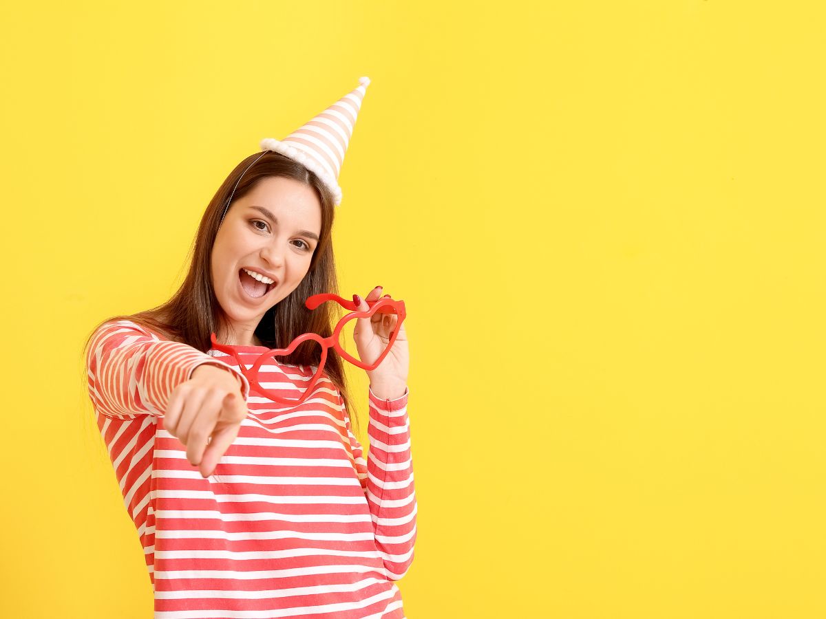 3-csillagjegy-aki-mindennap-megnevettet - Nők Lapja - Nők Lapja vicces kiegészítőket viselő nő