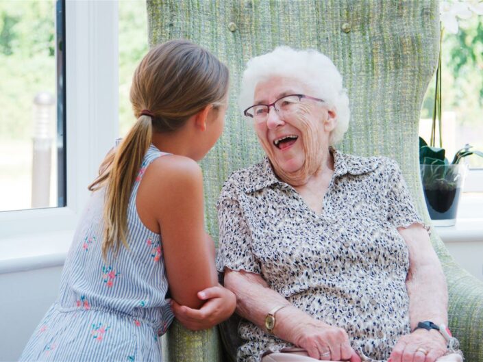 idős hölgy gyerek otthon nevetés