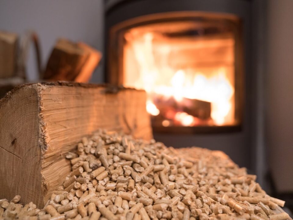 kandalló tűzifával 