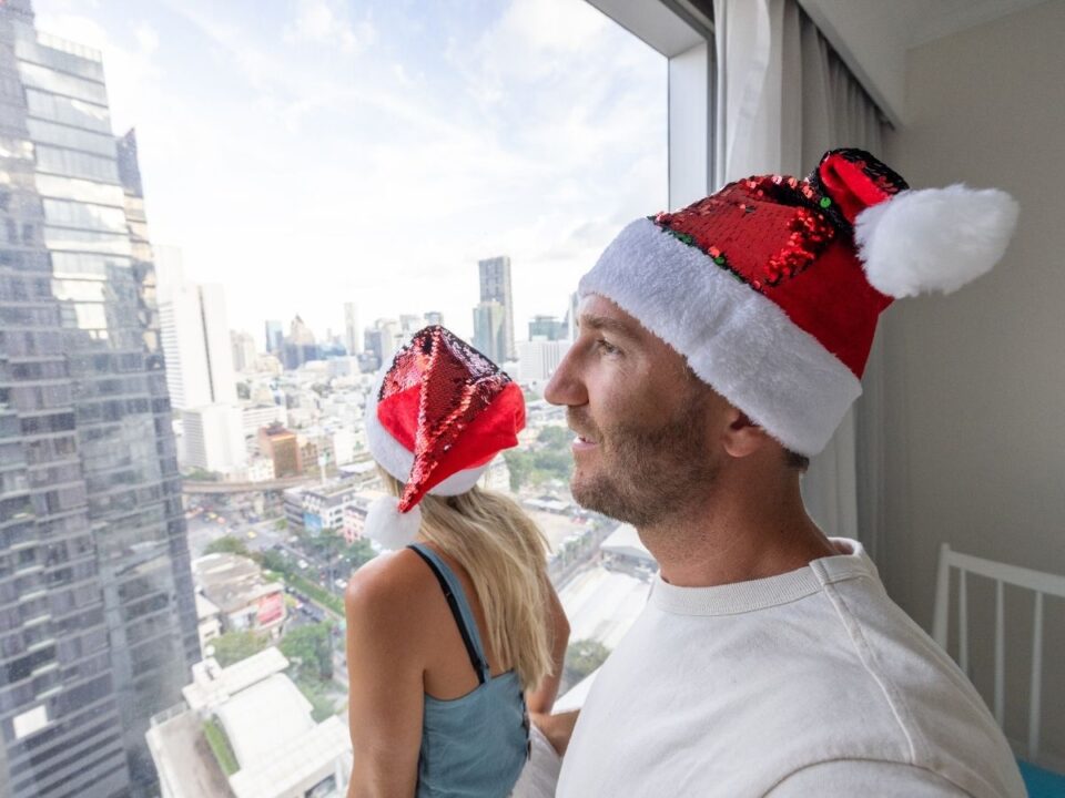 5-ok-amiert-kulfoldon-erdemes-karacsonyozni - Nők Lapja télapó sapkás pár nézi a várost