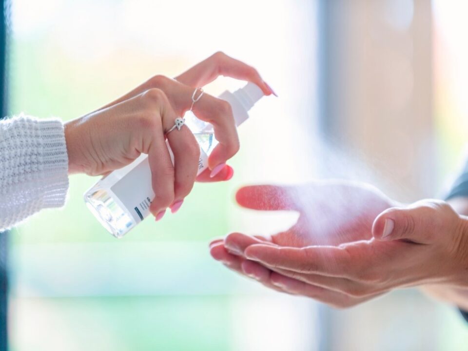 betilthatjak-eu-ban-kezfertotlenitot - Nők Lapja kézfertőtlenítőt fúj a másik kezére