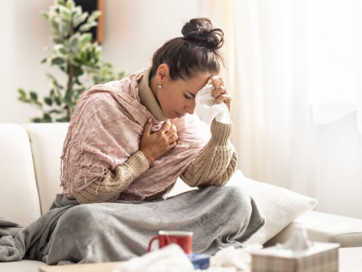 fiatal beteg nő, megfázás, koronavírus, influenza