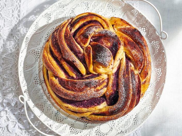 Krémsajtos, áfonyalekváros babka