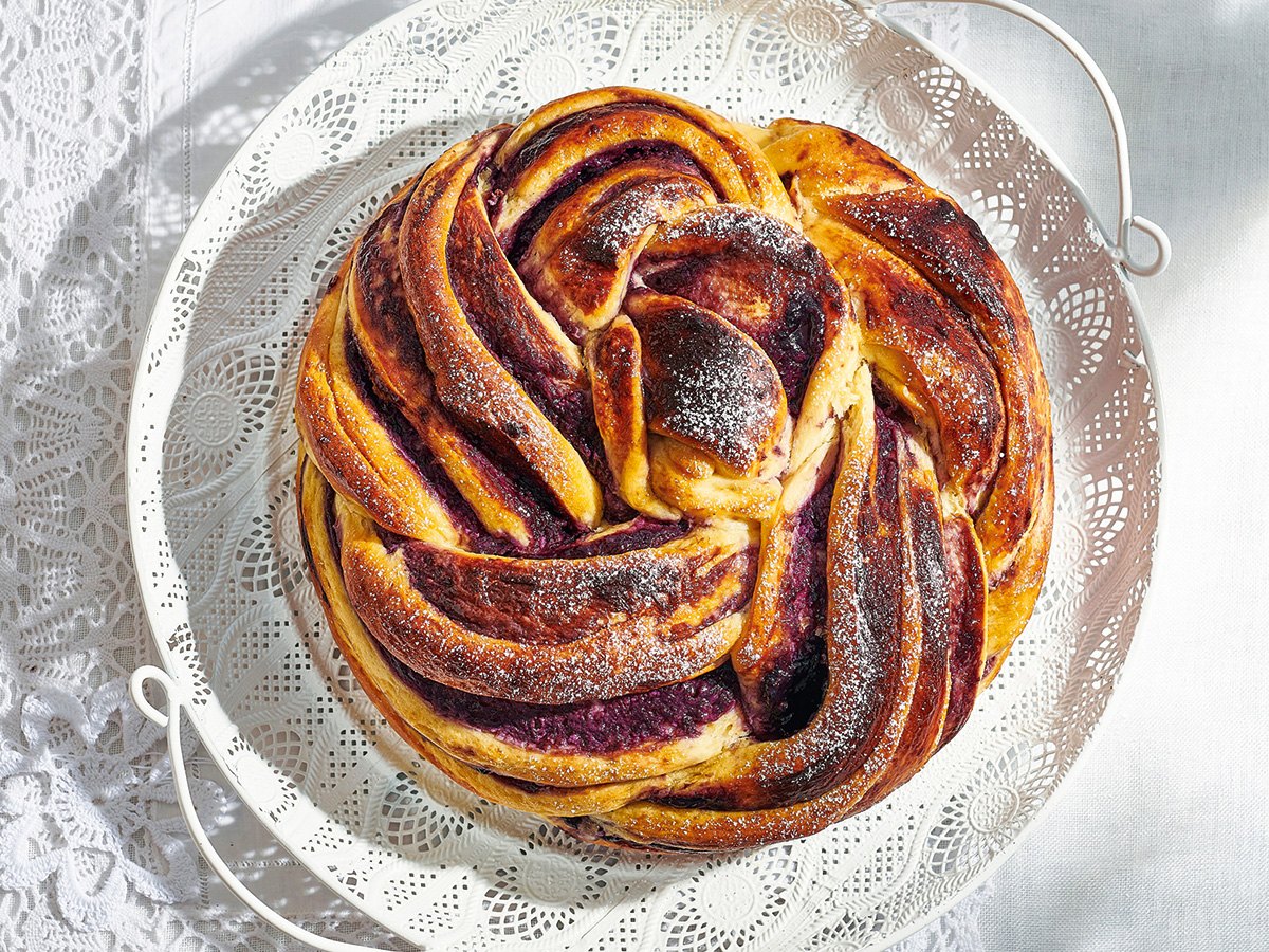 Krémsajtos, áfonyalekváros babka