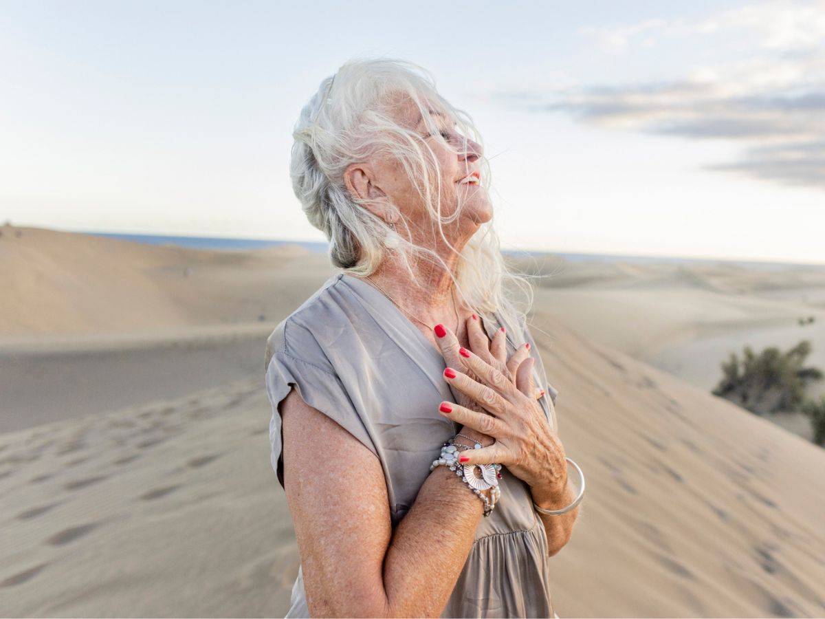 középkorú nő homokos part szél