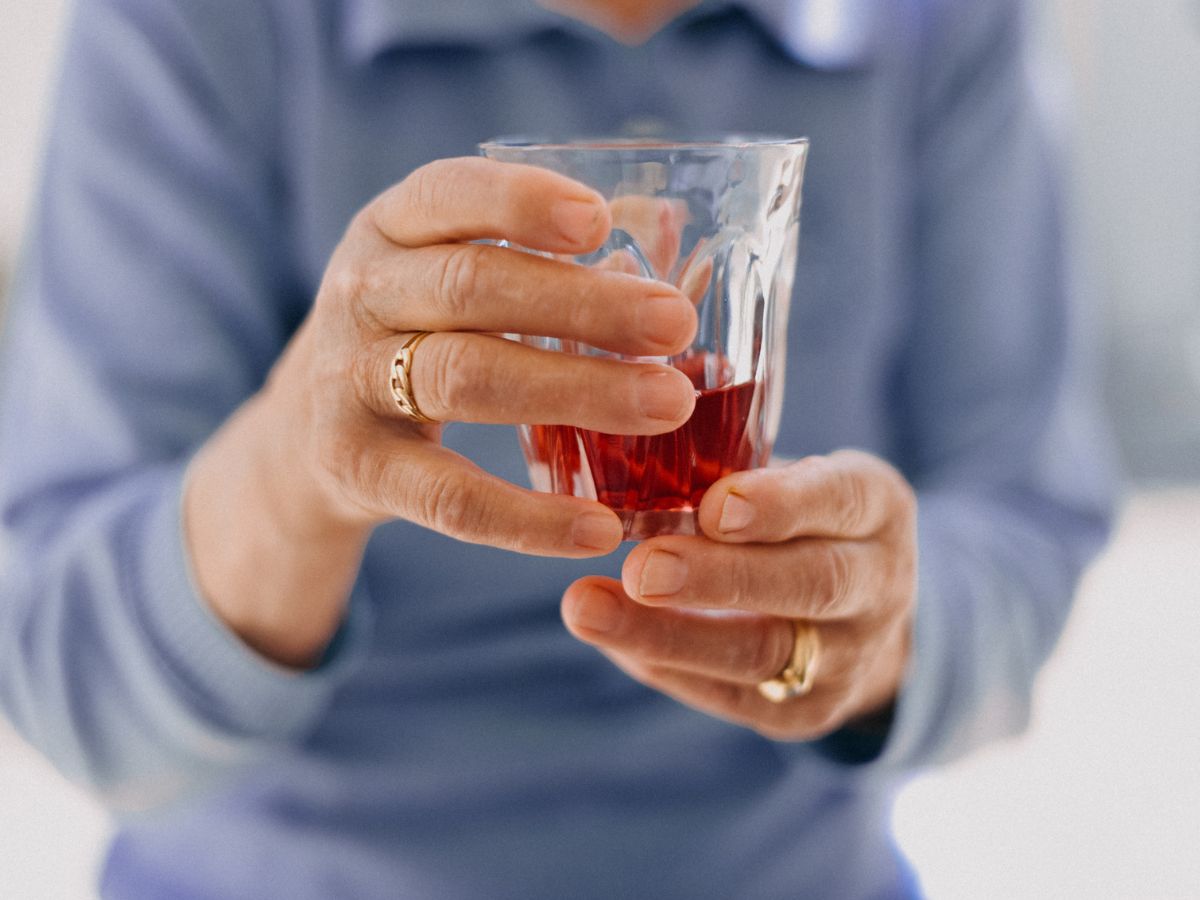idős női kéz alkohol pohár