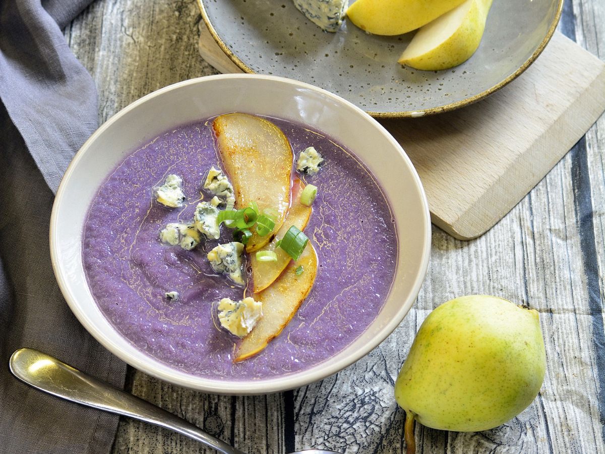 Lilakáposzta krémleves kéksajttal és sült körtével