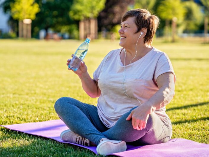 idős nő sportszőnyeg víz természet