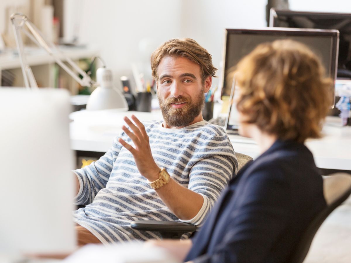 beszélgetés egymás szemébe néz