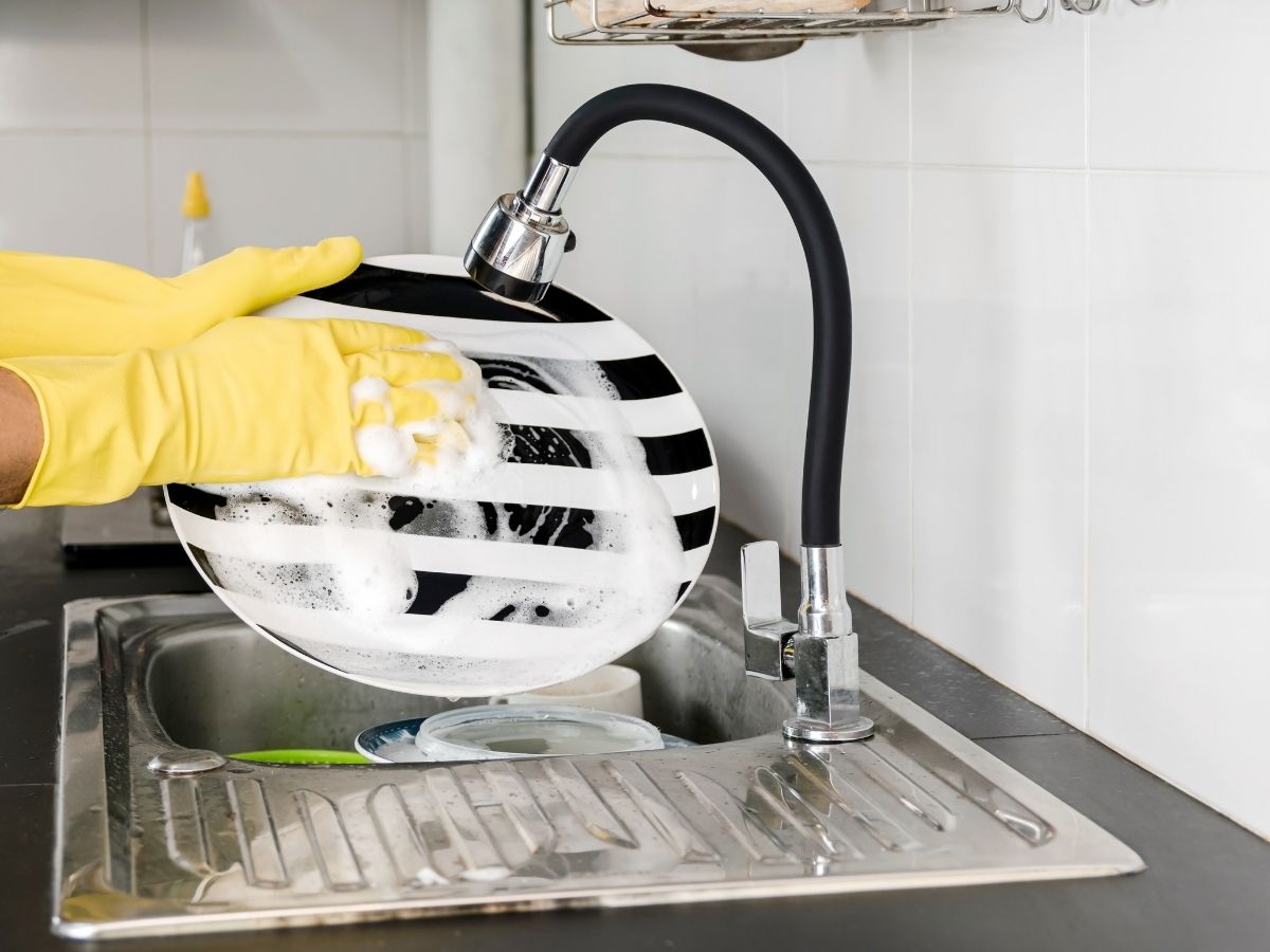 tányért mosogat