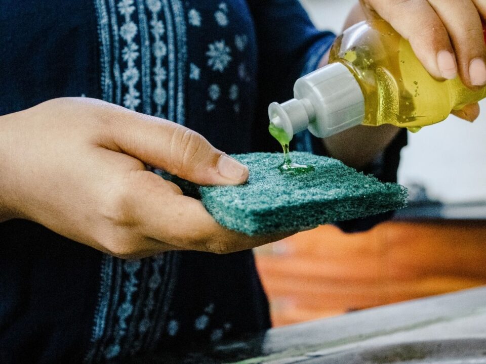 5-anyag-amit-tonkretesz-mosogatoszer - Nők Lapja mosogatószert tesz szivacsra