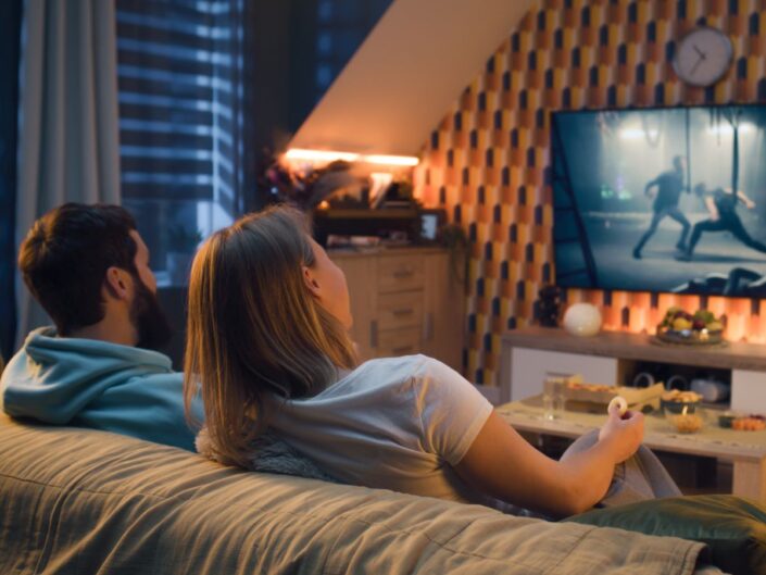 pár otthon mozizik