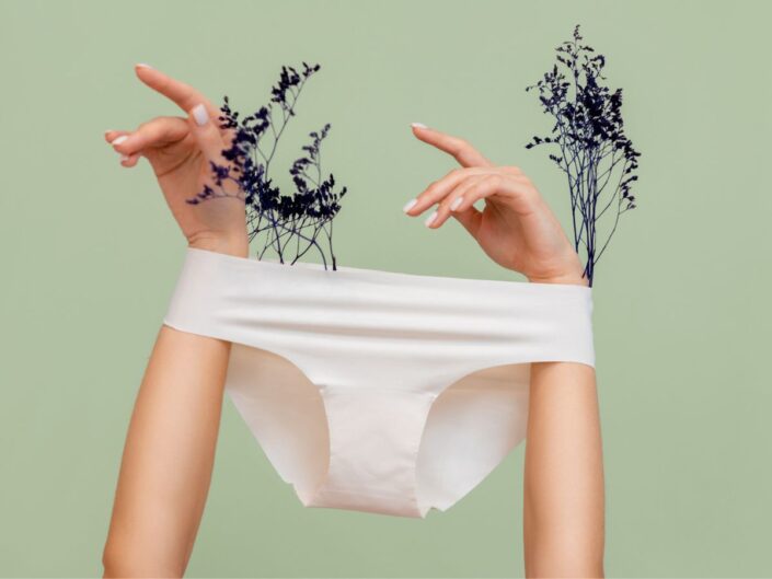 nő bugyi virág kezek