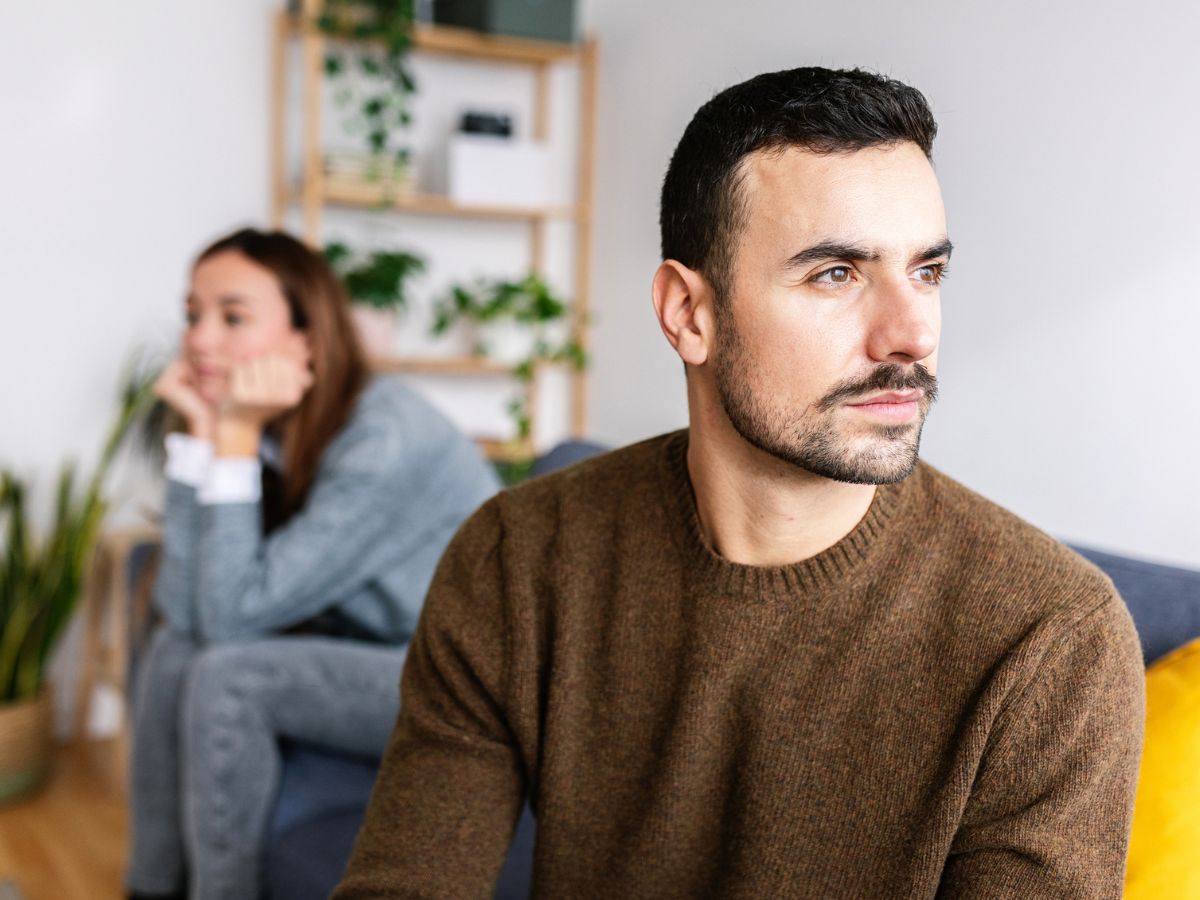 fiatal nő férfi otthon kanapé elfordul szomorú