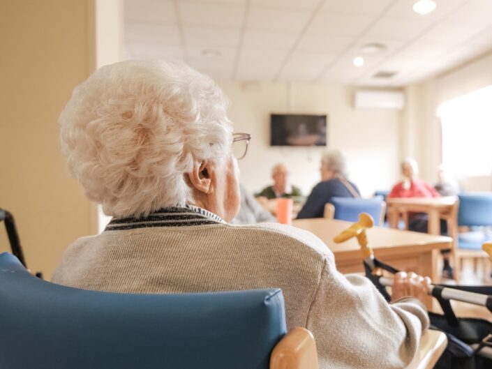 idős hölgy hátulról