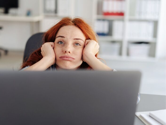 lusta, unatkozó nő