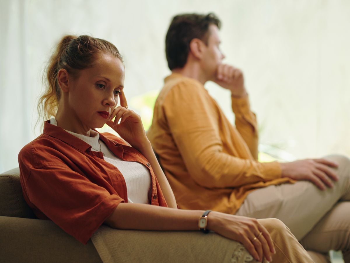 veszekedő pár a kanapén