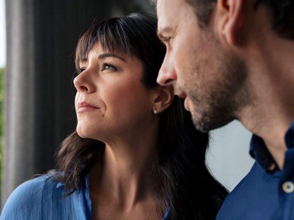 nő férfi szerelmes pár szomorú