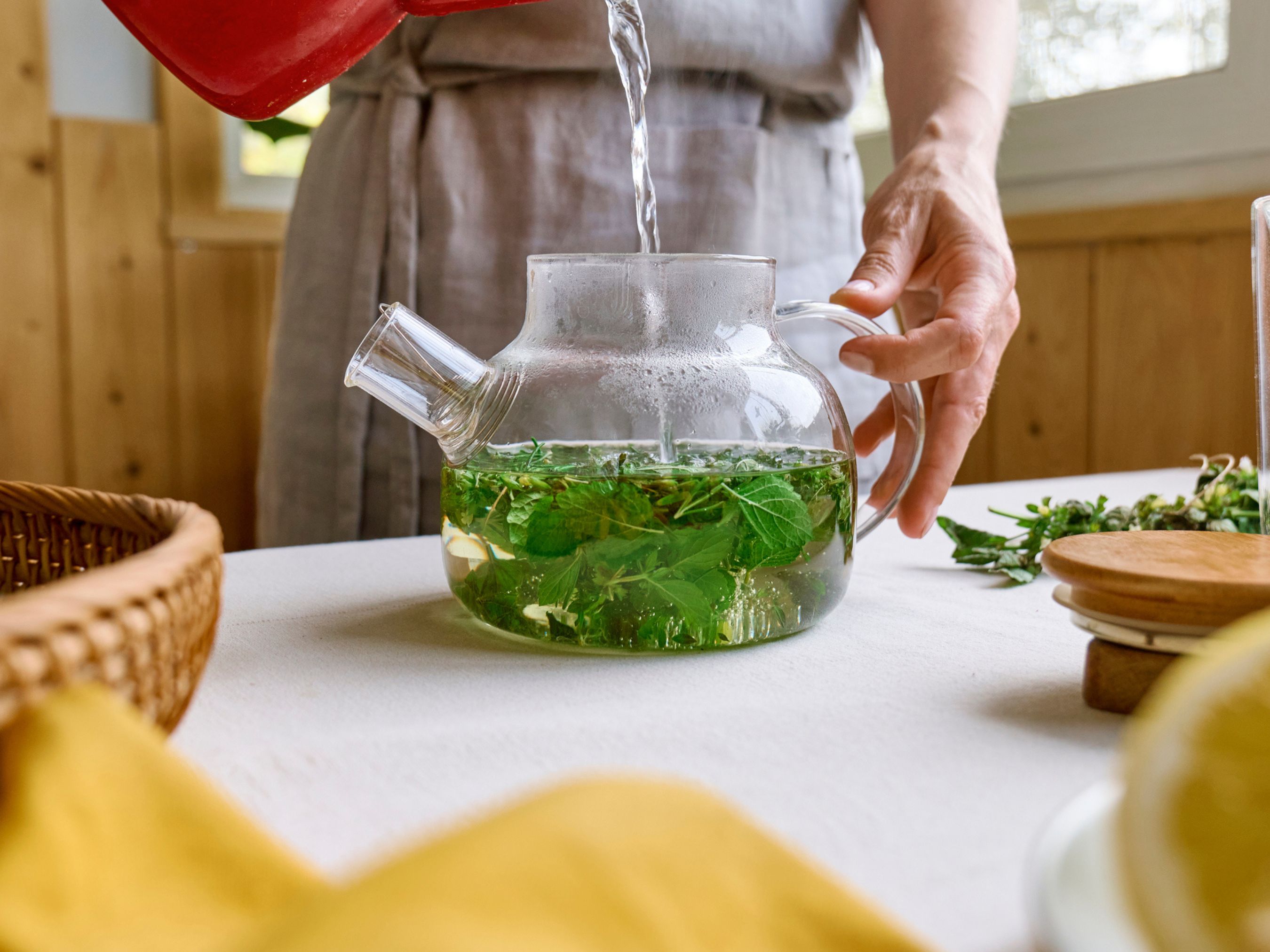 női kéz konyha tea forráz gyógynövény