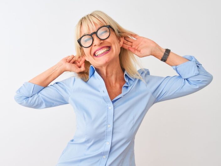 középkorú nő fülcimpa mosoly vidám