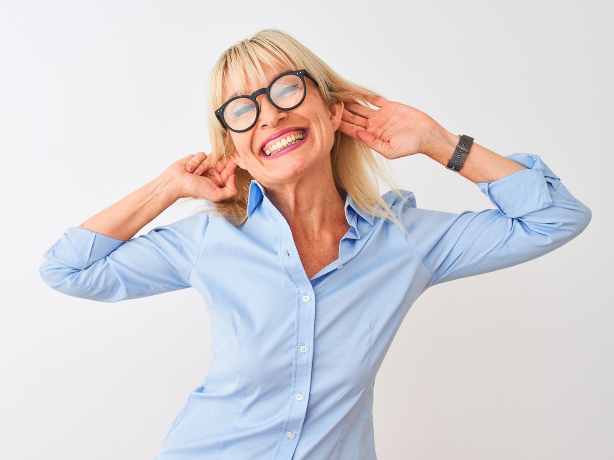 középkorú nő fülcimpa mosoly vidám