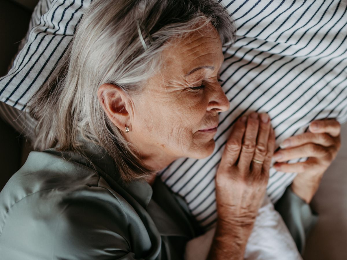 idős nő fekszik alszik csukott szem