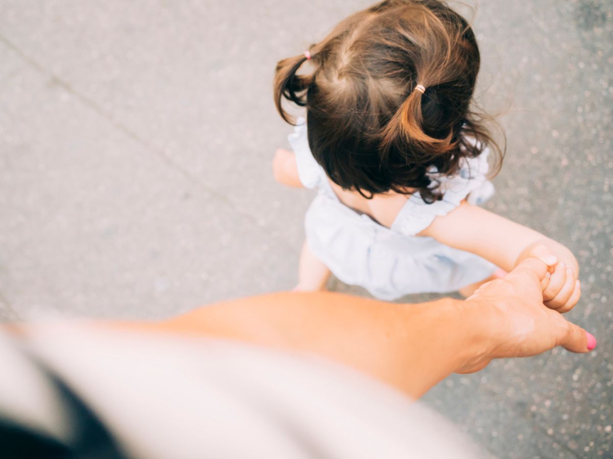 kislány kézfogás szülő séta