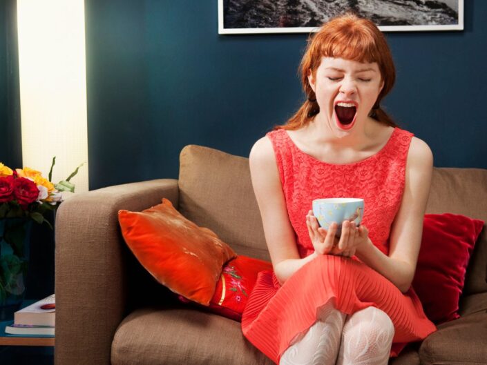 fiatal nő kanapé ruha kávé álmos