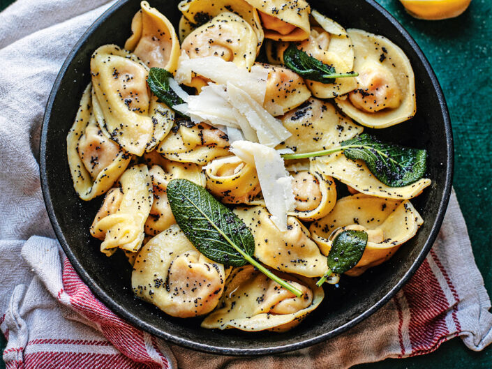 Sütőtökös tortellini mákos-zsályás vajjal