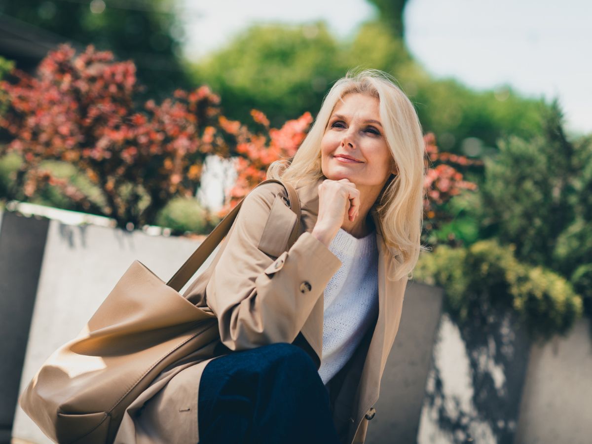 középkorú nő utca fotó