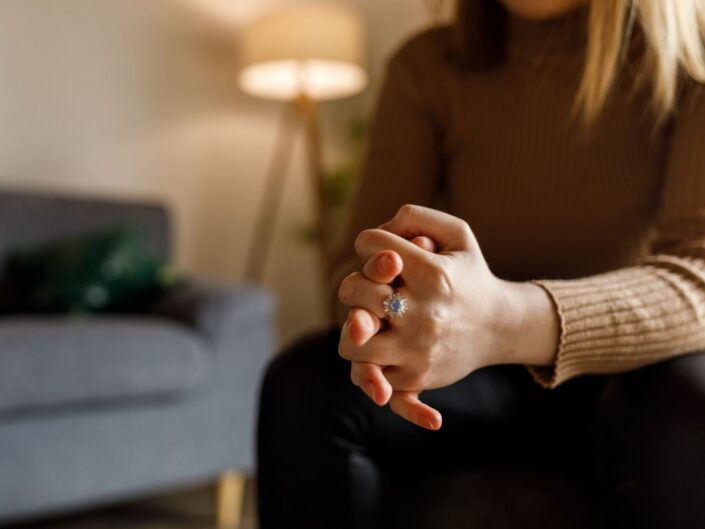 fiatal nő kéz nappali kanapé