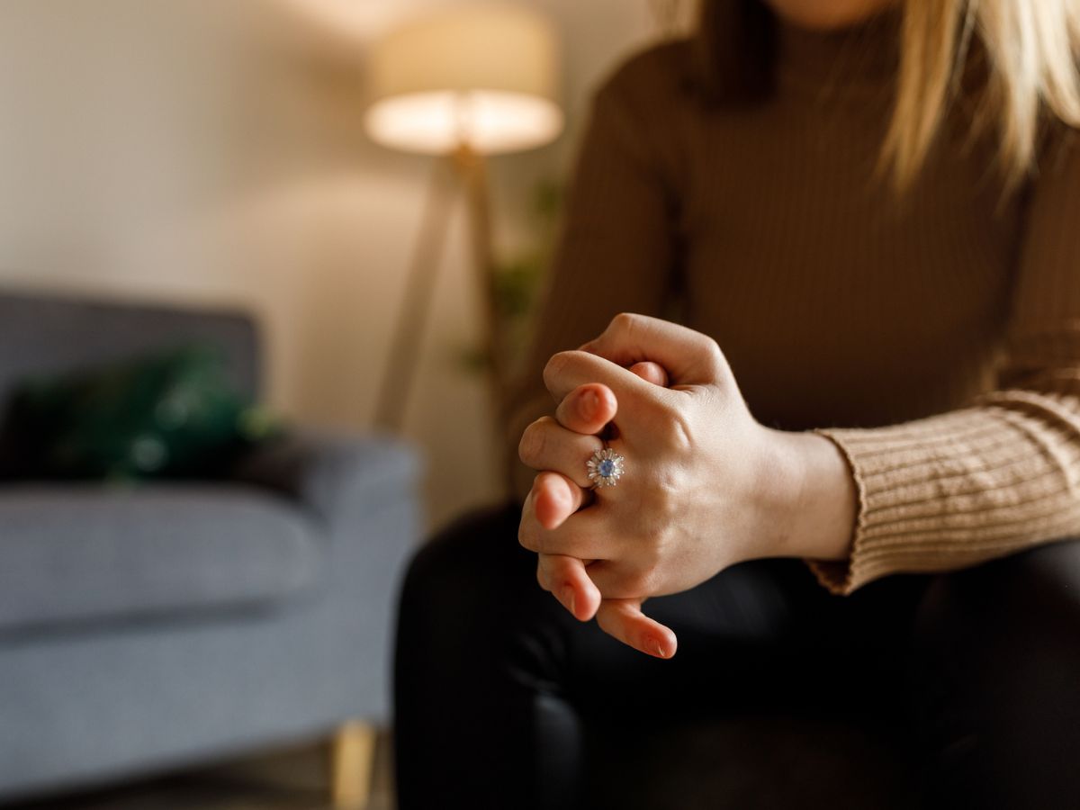 fiatal nő kéz nappali kanapé