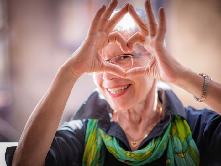 idősebb nő szív kéz mutat ősz