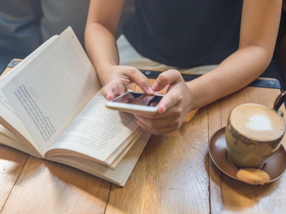 nő könyv telefon kávé
