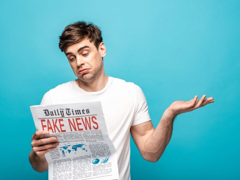 valas-meglepo-uj-ok - Nők Lapja álhíreket olvasó férfi