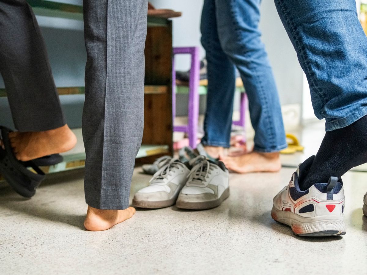 vendégek leveszik a cipőt